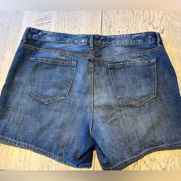 NWOT Gap Jean Shorts. - Picture 2 of 3